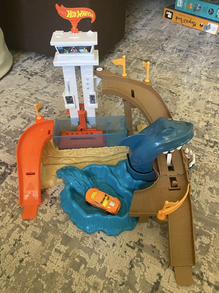 Продам Трек Hot Wheels Полювання на акулу серії Зміни колір