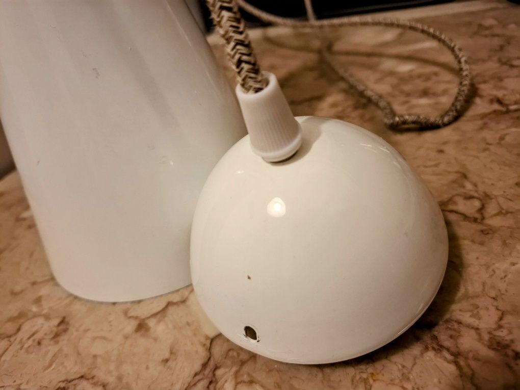 Candeeiro suspenso em metal branco e madeira