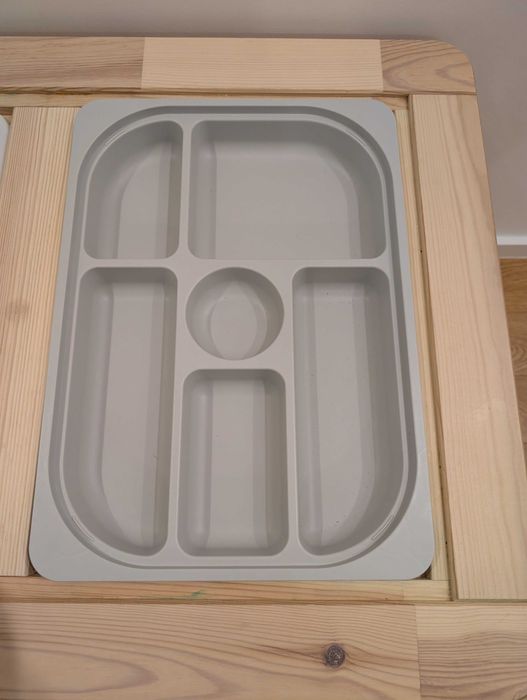 Mesa IKEA Flisat com bancos e recipientes