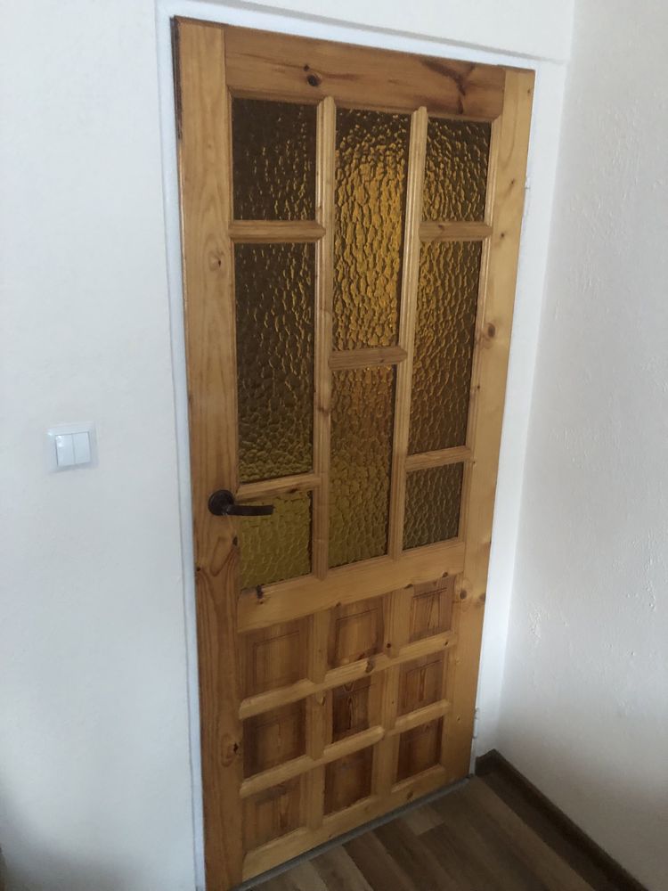 Drewniane drzwi wewnętrzne z szybą sosnowe