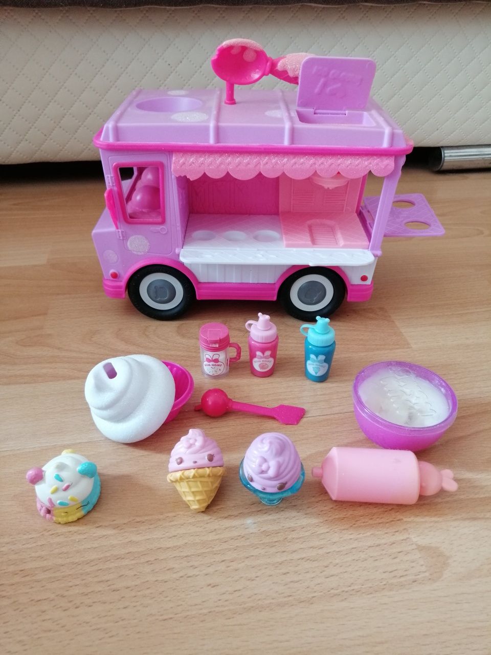 Autobus num noms do robienia błyszczyków