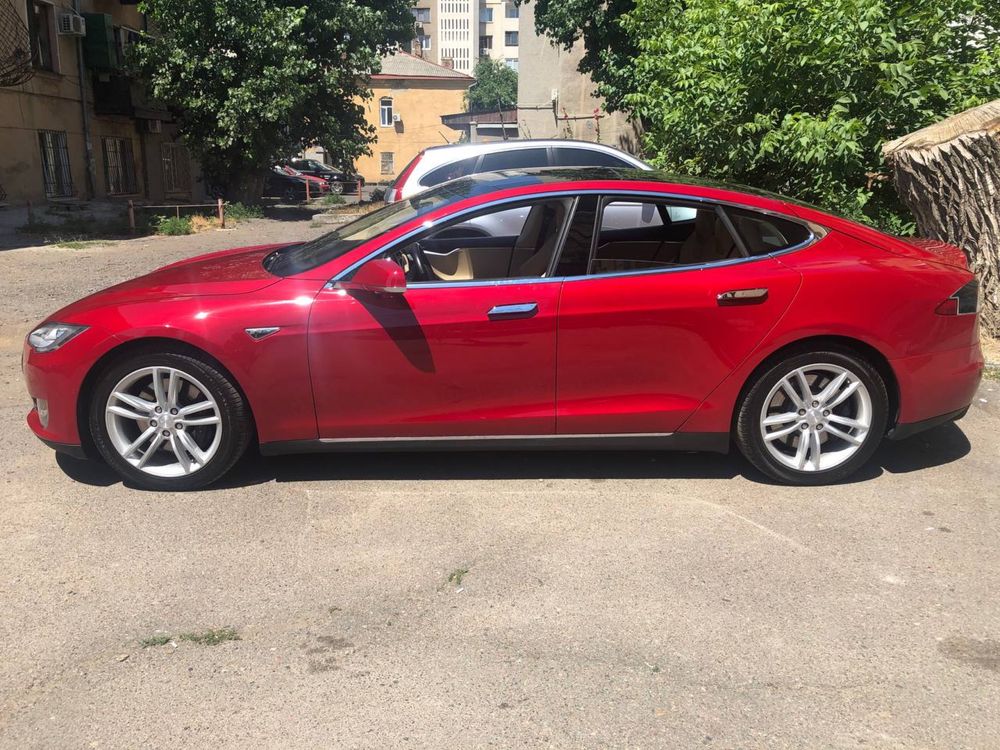 Tesla model S 2015 р