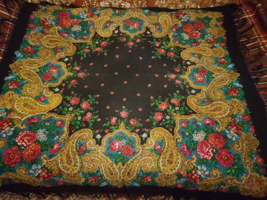 Продаю винтажный женский шерстяной платок