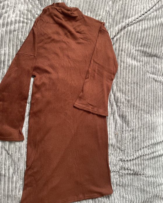 Коричнева сукня в рубчик