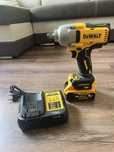 Klucz udarowy dewalt z bateria 8.4