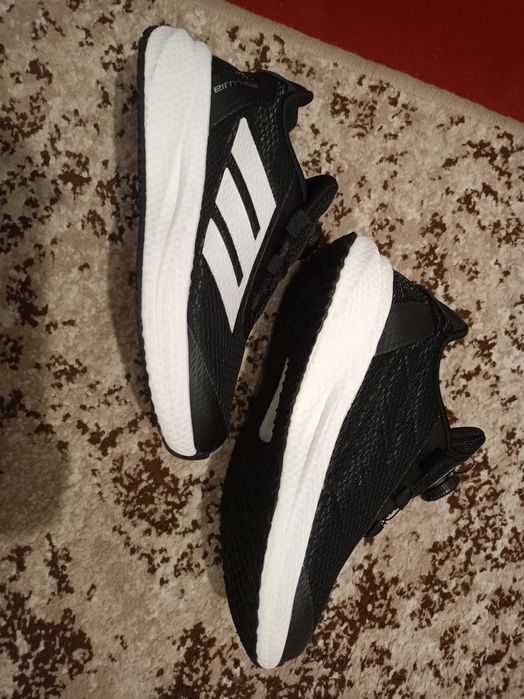 Кросівки 37 розмір, з дисковою круглою шнурівкою