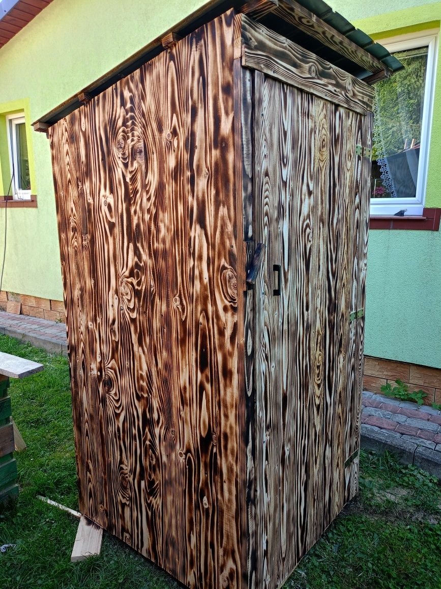 Wychodek drewniany na Budowę