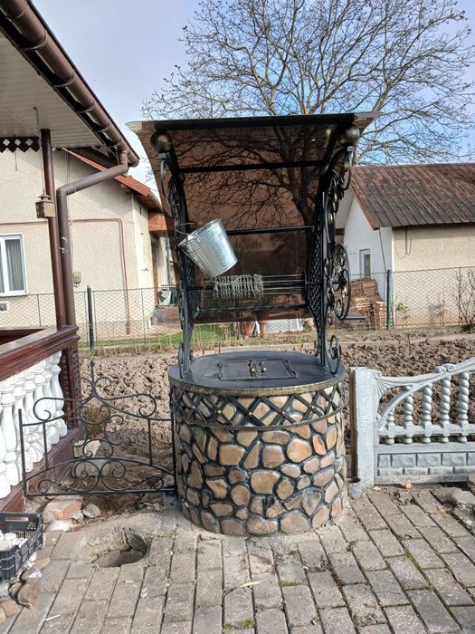 Дашок. Верх на криницю. Кований верх на криницю