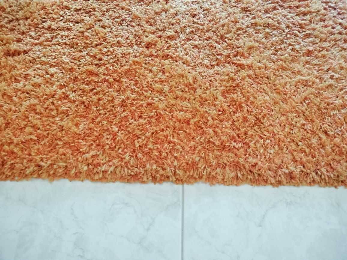 Carpete laranja usada