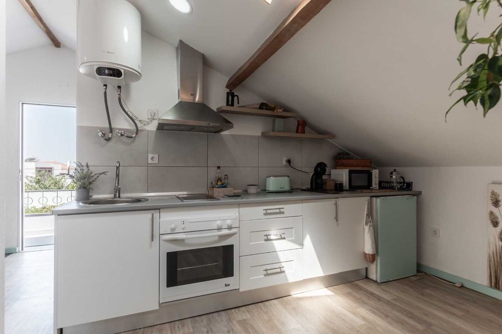 Alugo 1º andar moradia em Fernao Ferro