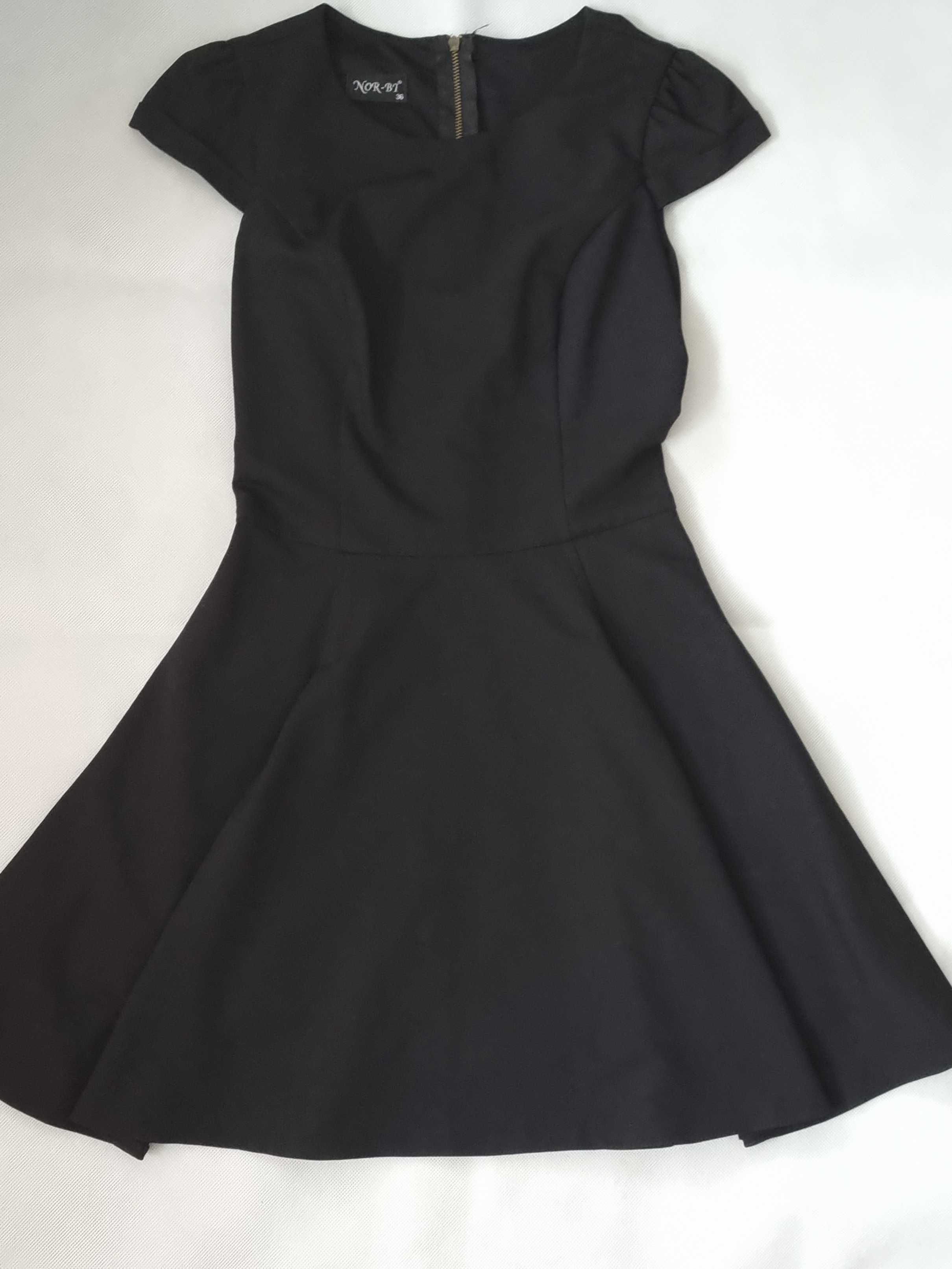 Czarna sukienka, rozkloszowana 34/XS