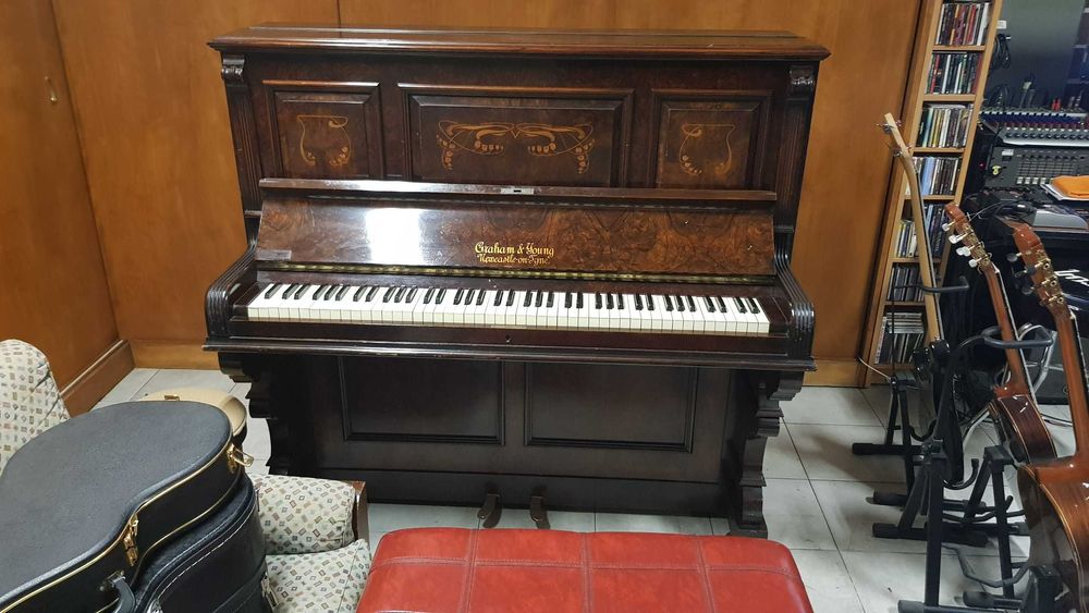 Piano Vertical Classico - Bom estado