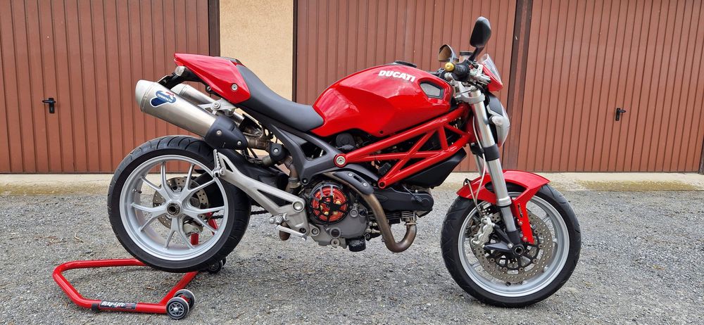 Ducati Monster 1100 + dodatki