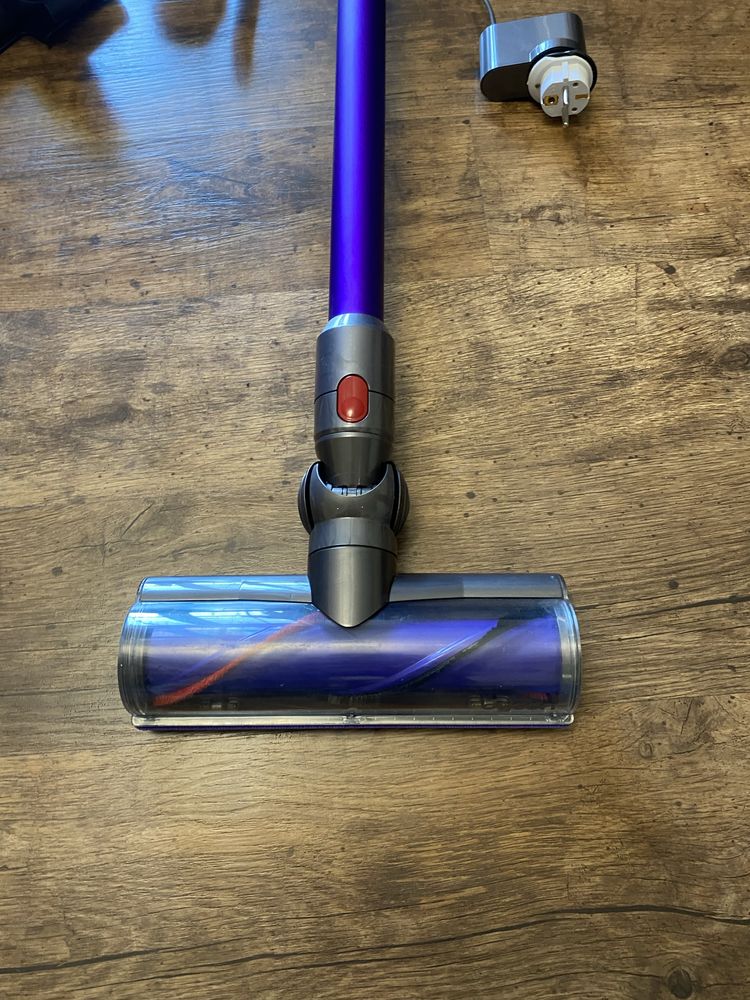 Аккумуляторный пылесос Dyson V8 total clean England