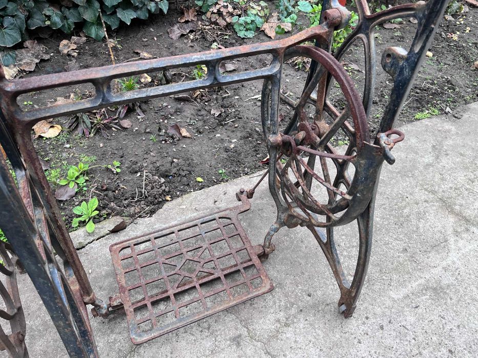 Станина, стол швейной машинки. Чугун