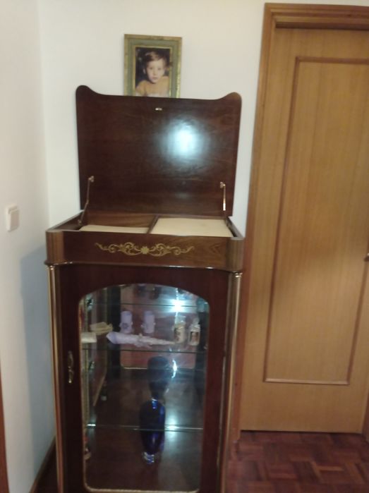 Vitrine com alçapão