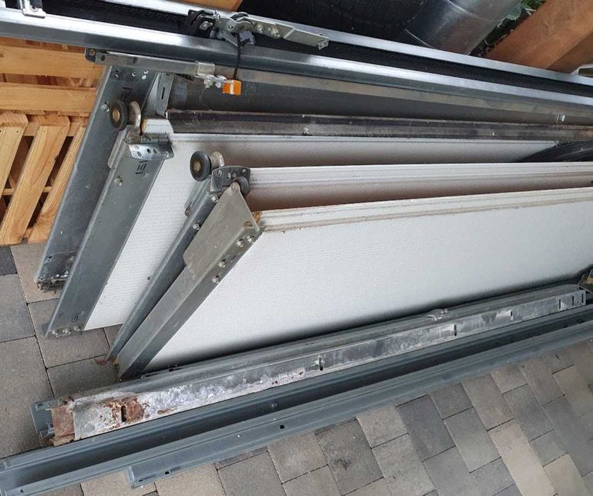 brama garażowa Normstal z automatem po demontażu