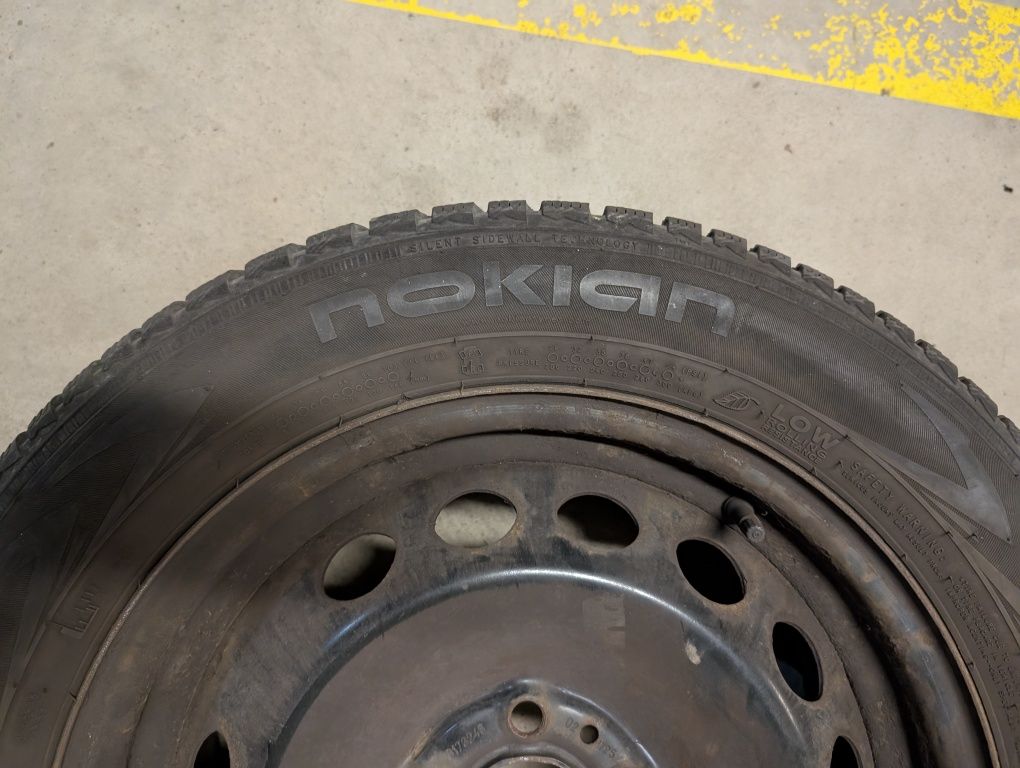Opona zimowa ze stalówkami od Volvo V70 2006
