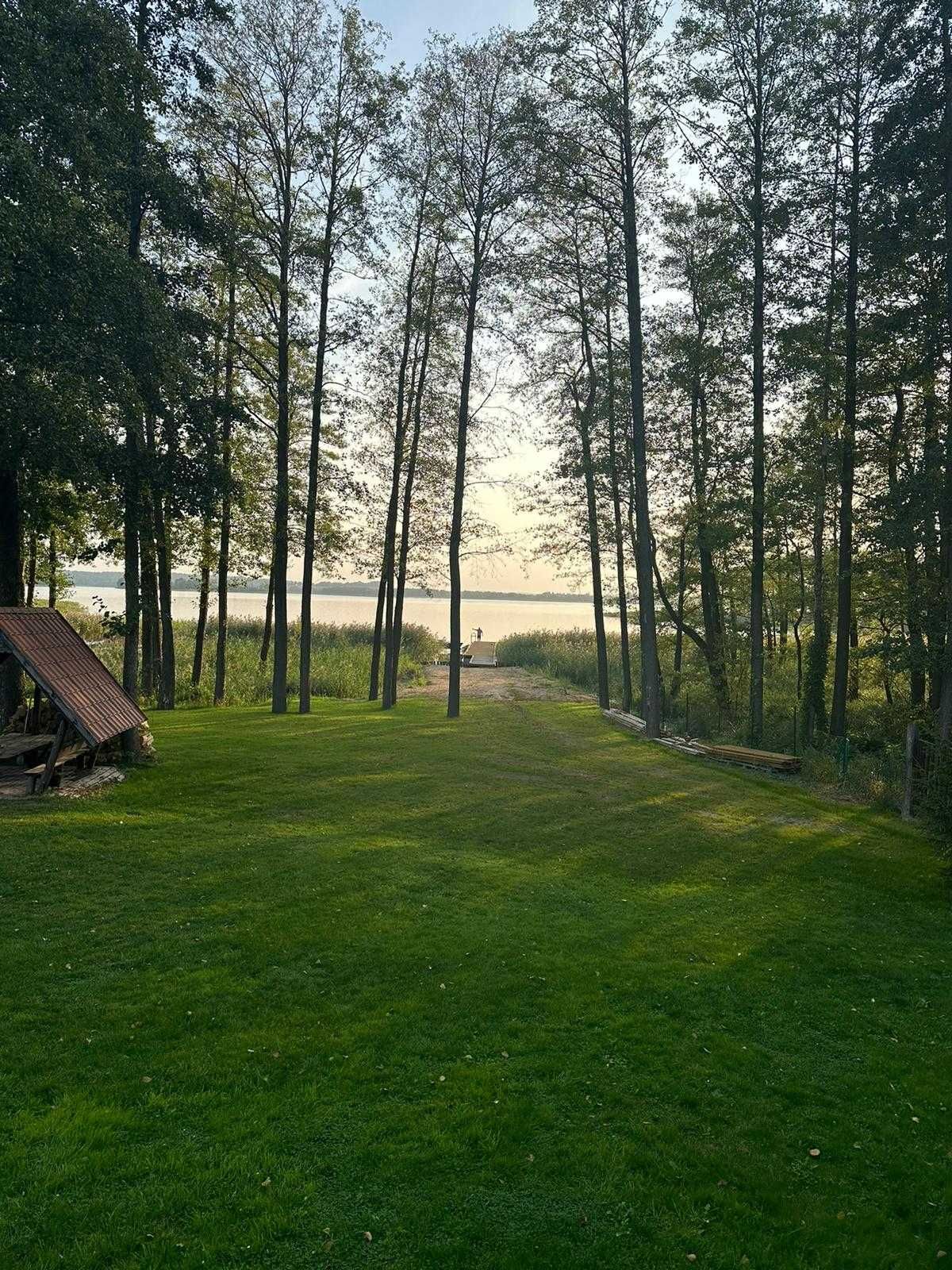 Domek nad jeziorem z linią brzegową Mazury OKAZAJ