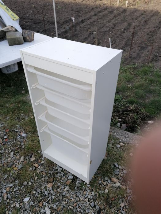 Regał Ikea trofast z pojemnikami do odświeżenia