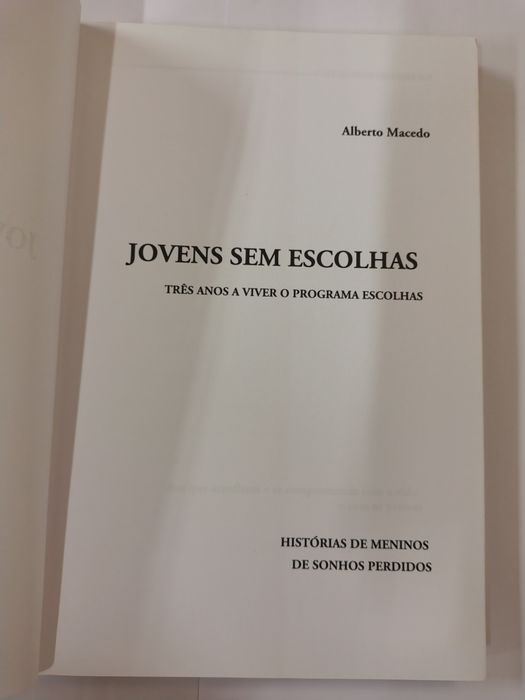 Jovens sem escolhas, de Alberto Macedo