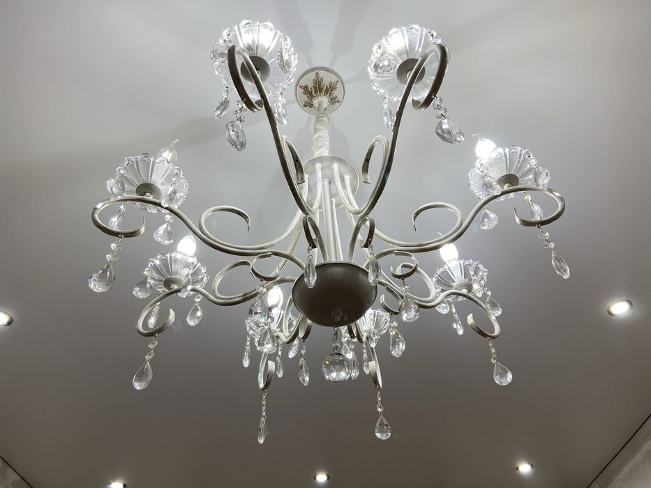 Кришталева люстра на 8 ламп