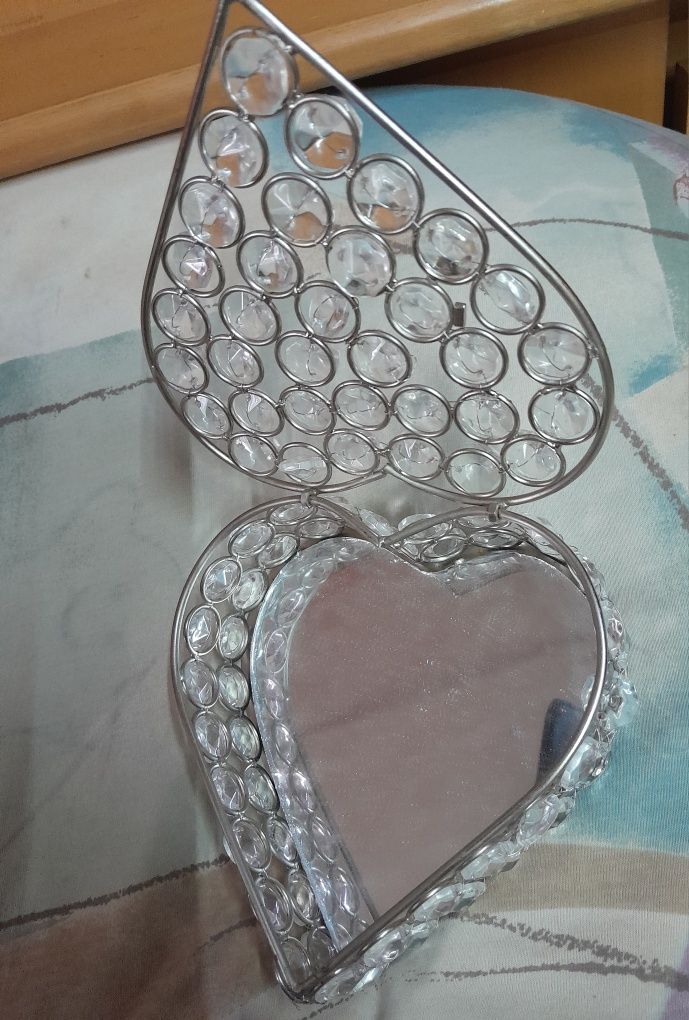 Diamentowa szkatułka z lustrem do przechowywania biżuterii