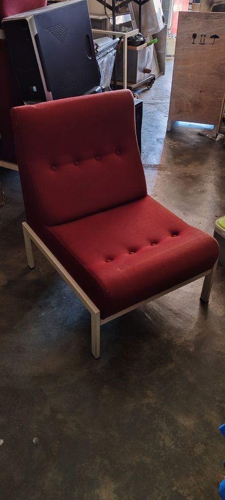 Conjunto mesa e 4 cadeiras.