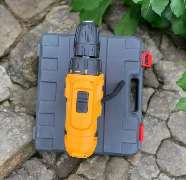 Потужний шуруповерт з двома акумами і додатковим інструментом