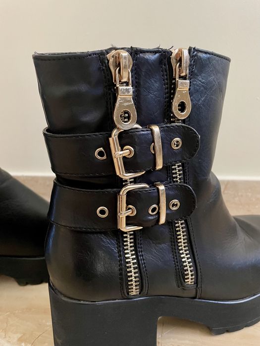 Botas pretas e douradas com salto (tamanho 40)