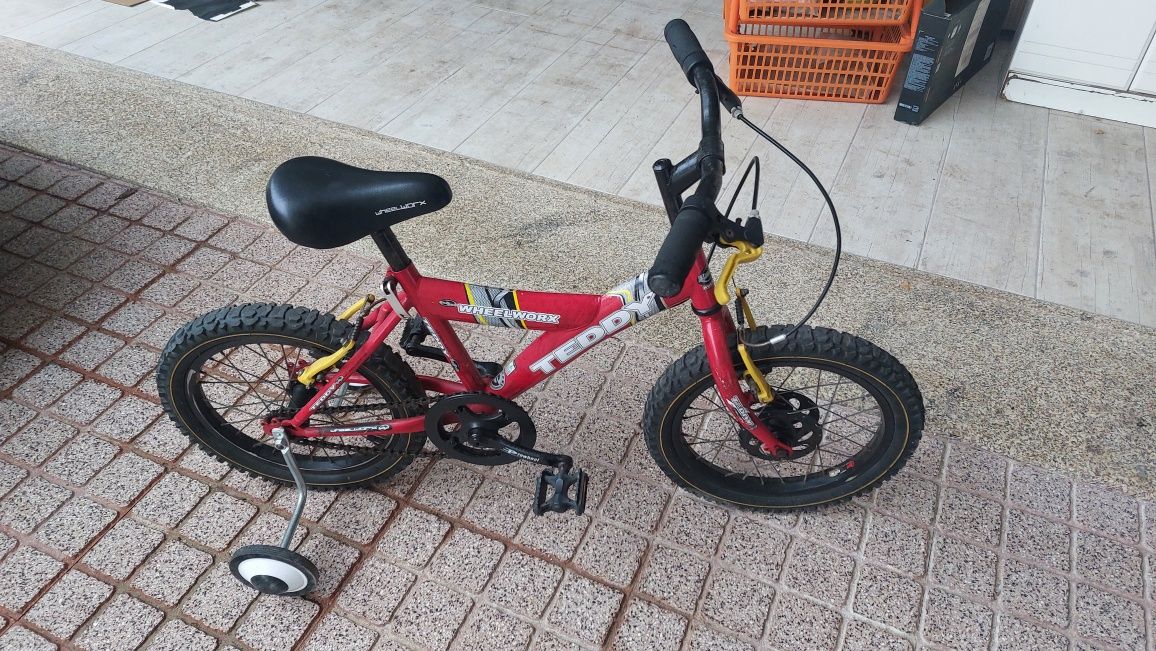 Bicicleta criança com rodas apoio