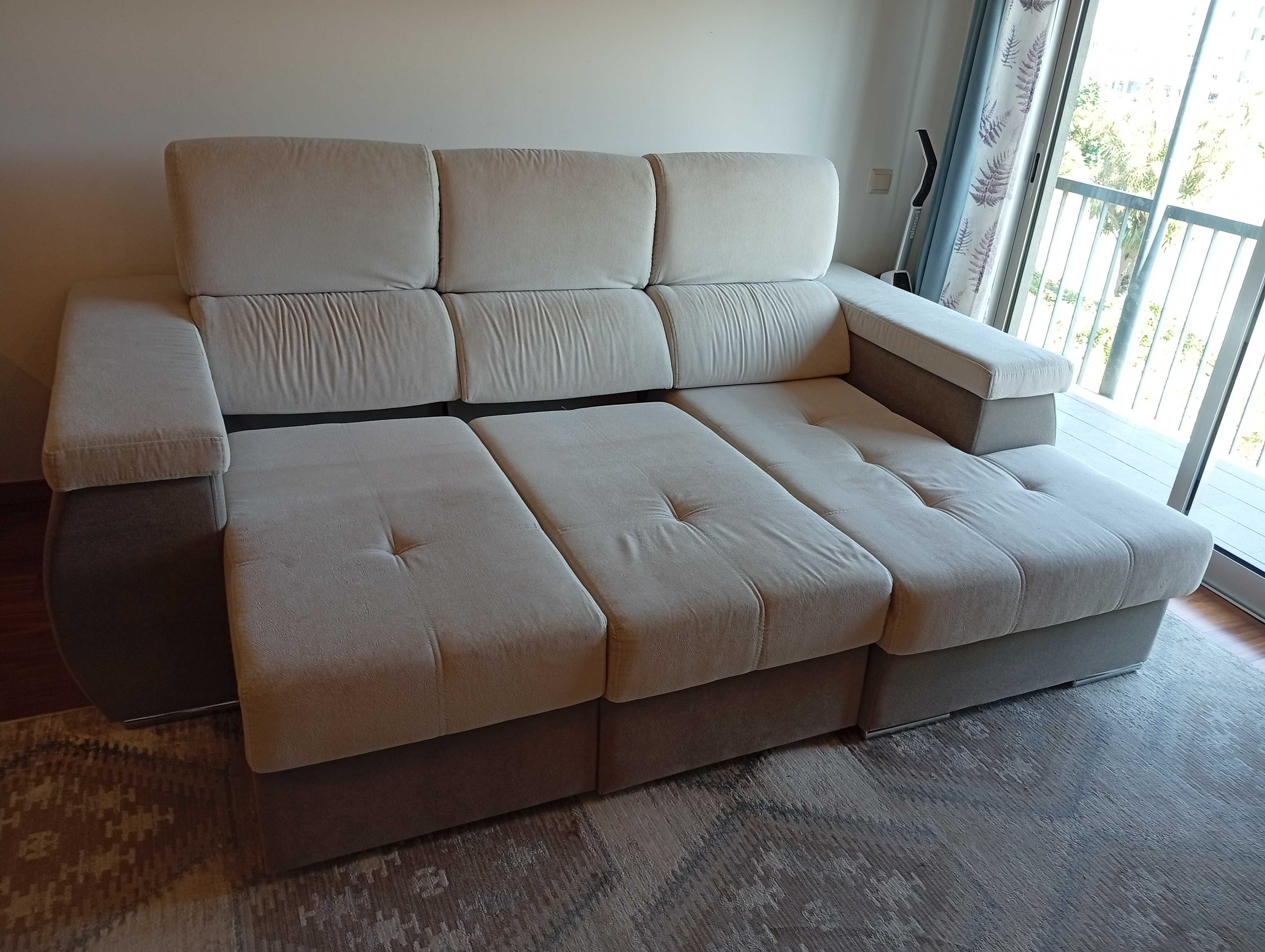 Sofá com chaise longue e arrumos
