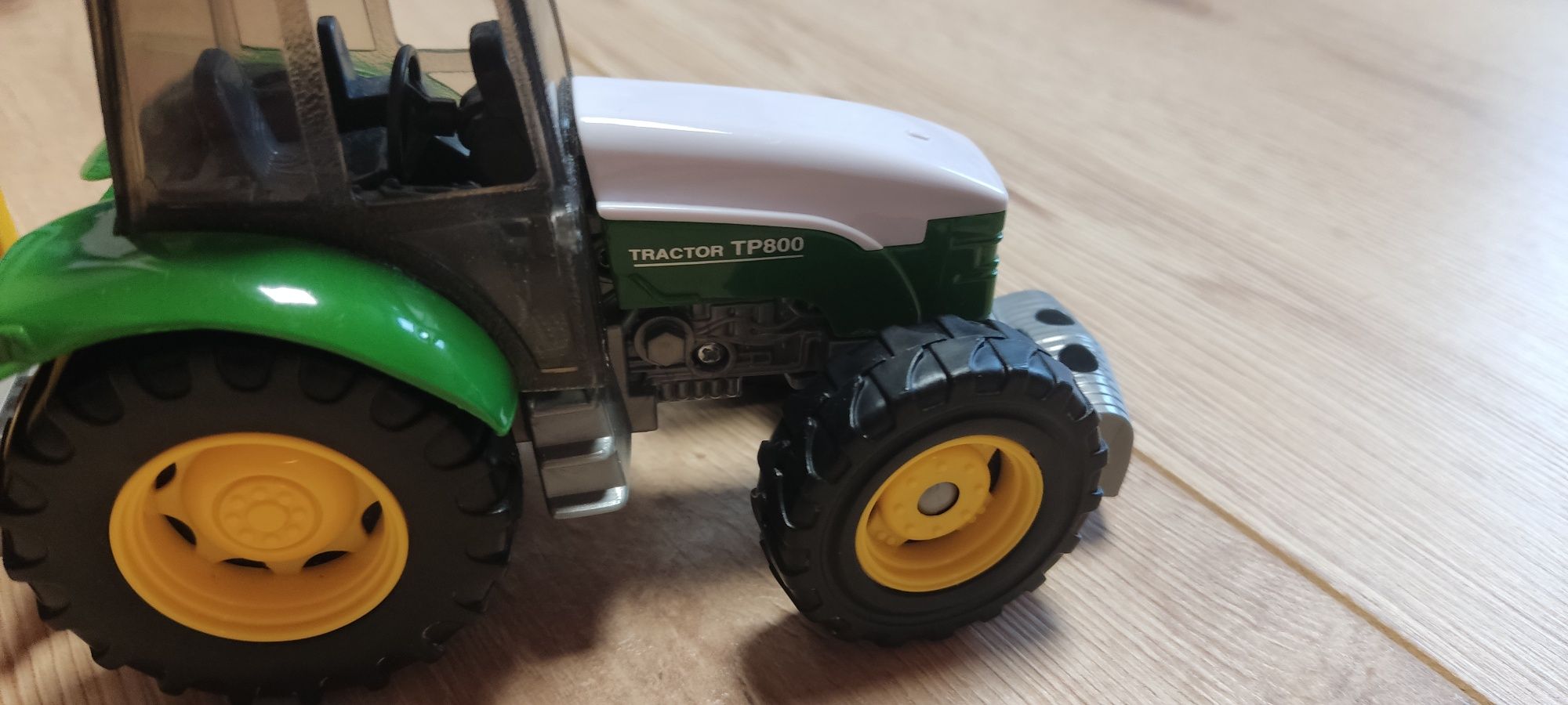 Traktor z przyczepą