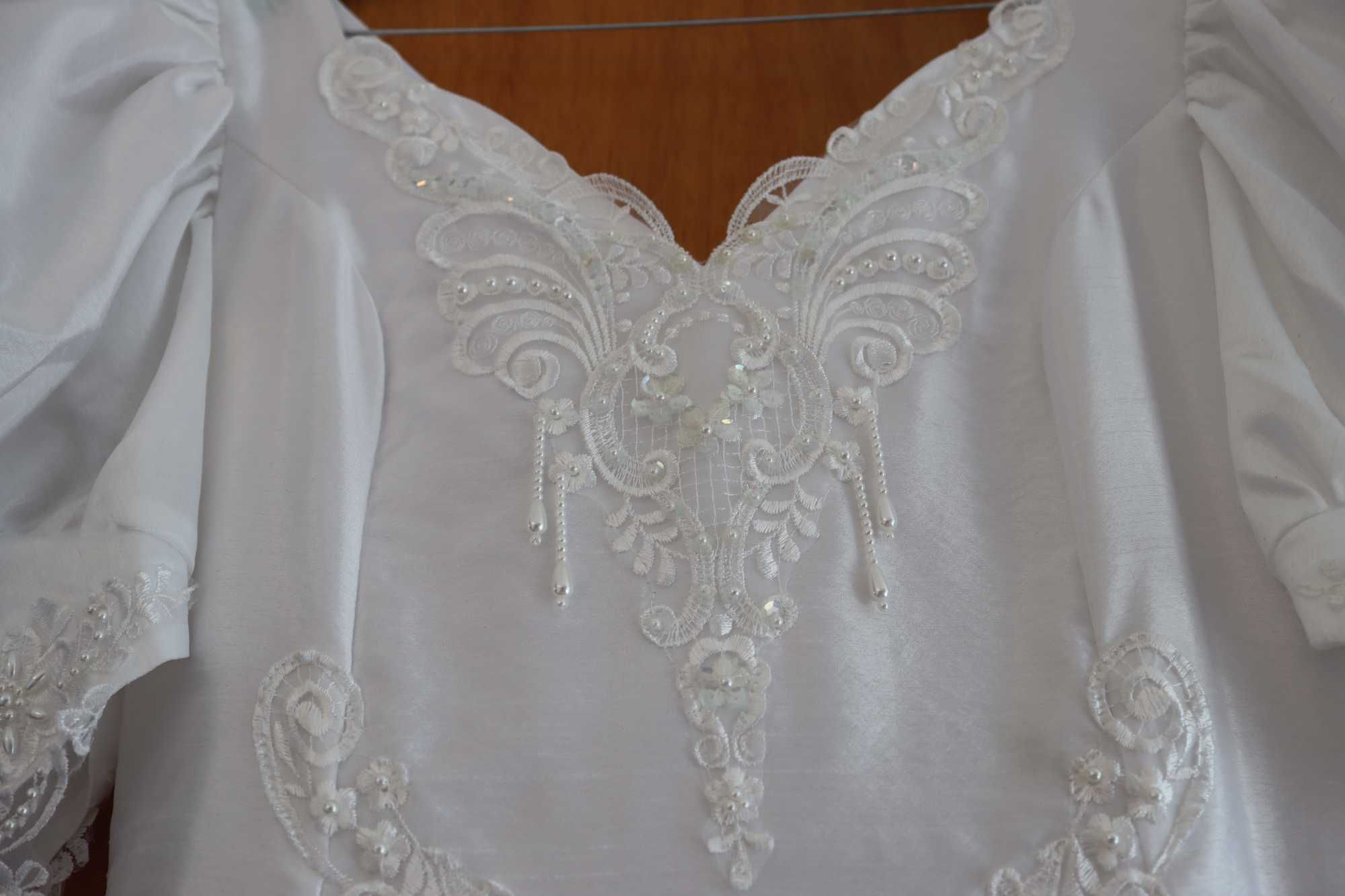 Vestido de Noiva com Rendas e Bordados e luvas