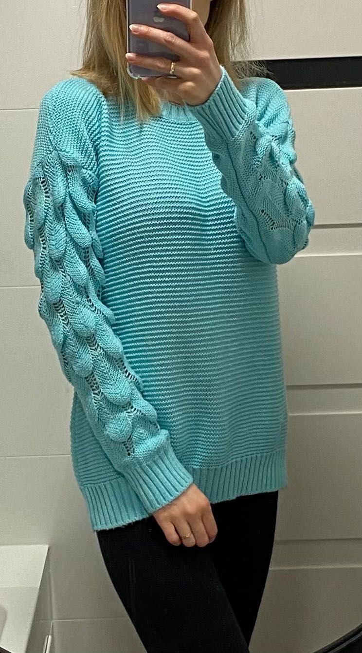 Miętowy sweter rękawy z ozdobnym splotem