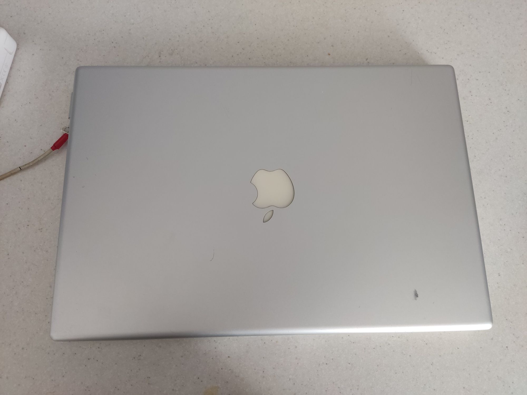 MacBook Pro 15" з зарядкою