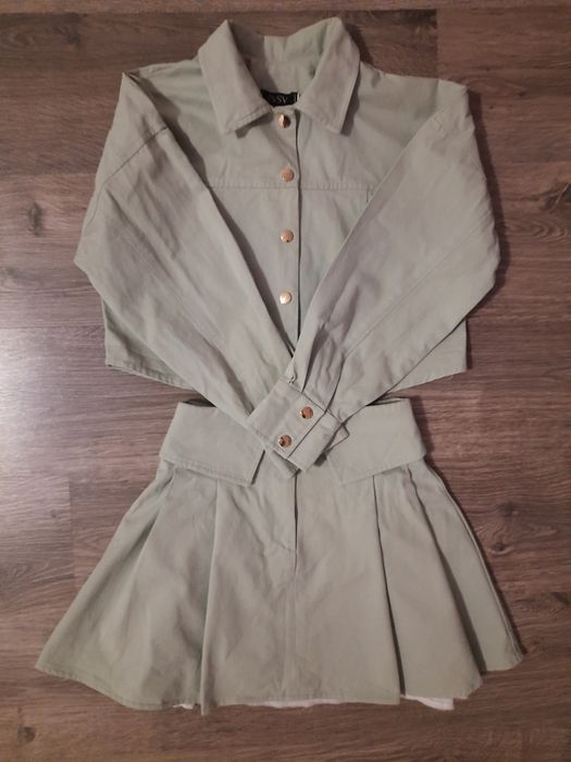 Новий  та стильний костюм,42р.