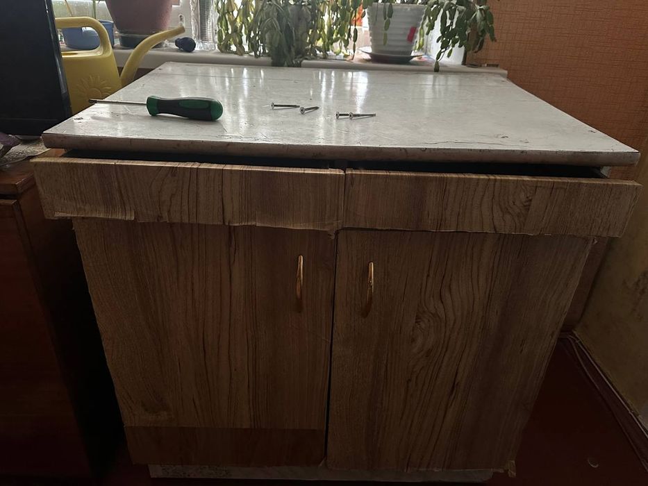 Отдам бесплатно старую кухонную тумбу стол