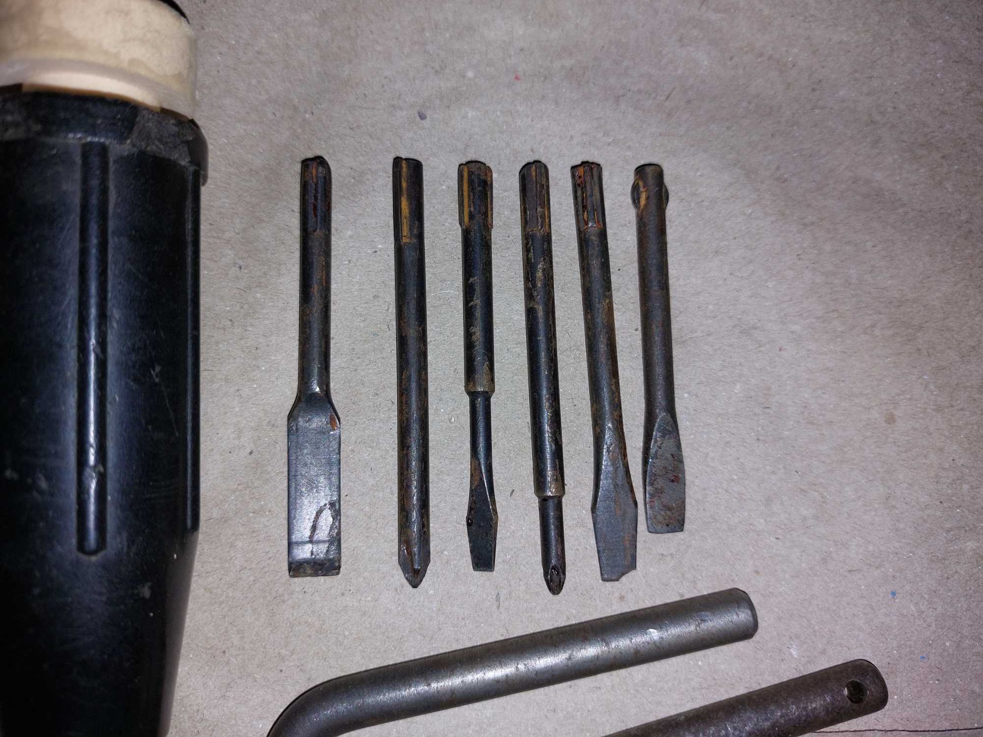 Набор инструментов (молоток, отвертка, плоскогубцы)