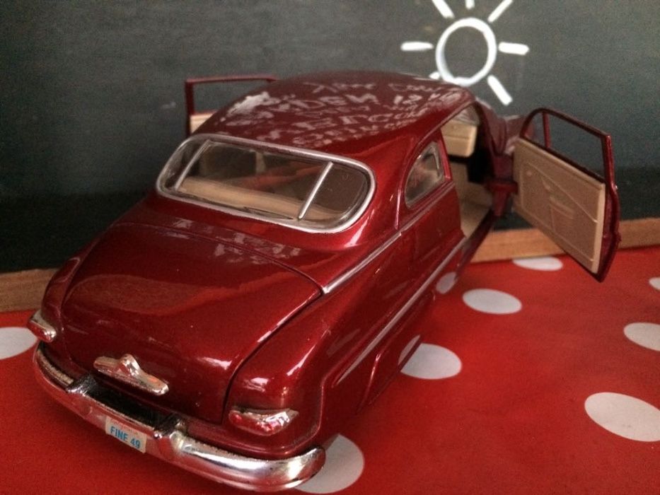 Modelo à escala 1:24 de automóvel Mercury Coupé de 1949