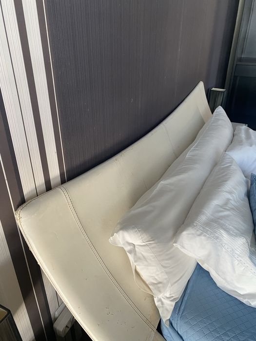 Quarto (cama em pele, mesinhas e camiseiro)