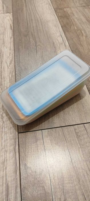 zestaw 4 kolorowych tarek z pojemnikiem