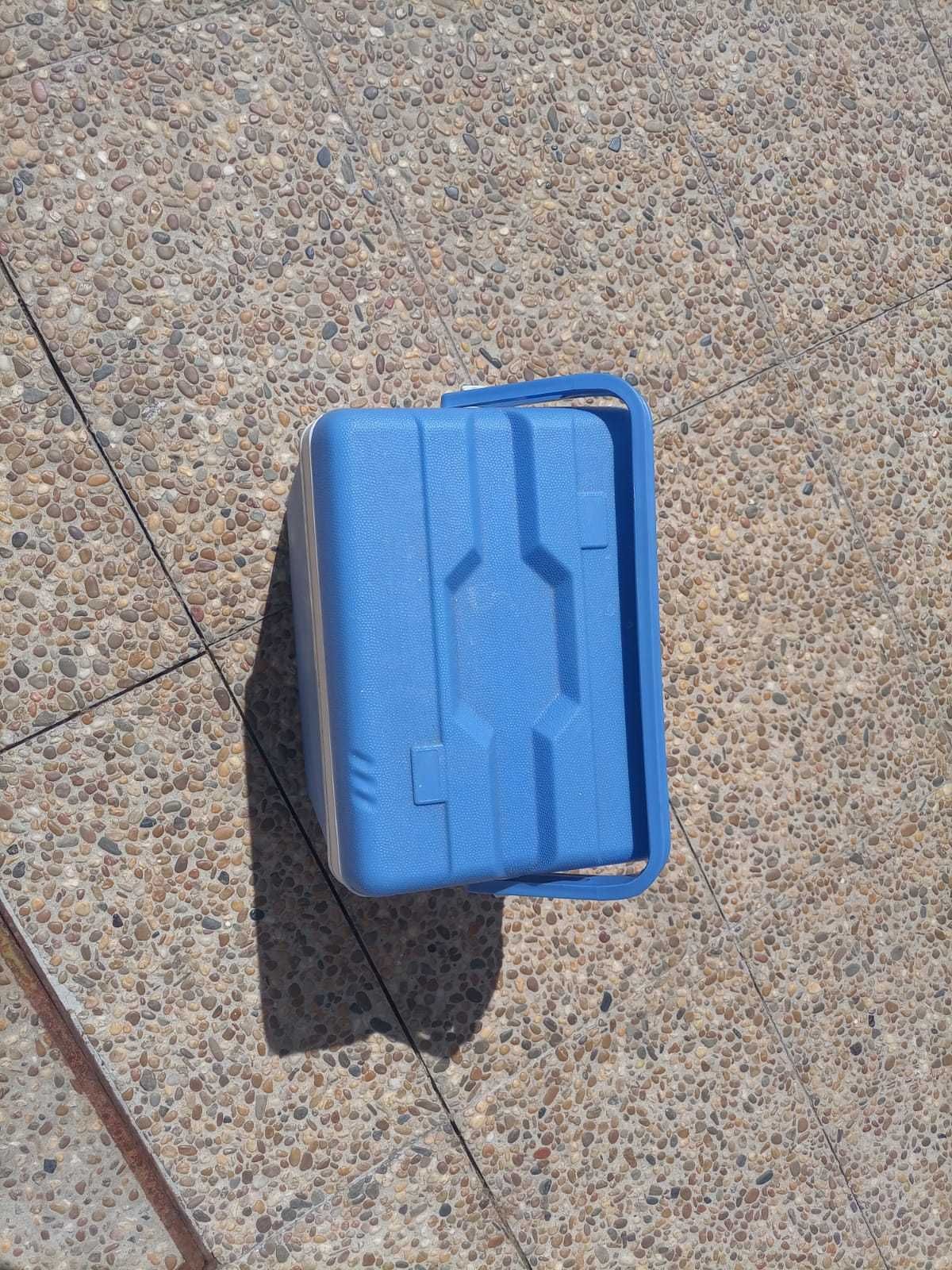 Geleira com 4 refrigeradores/blocos de gelo