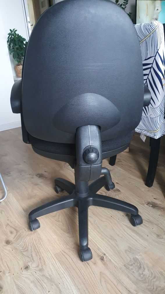 Fotel biurowy obrotowy czarny krzesło