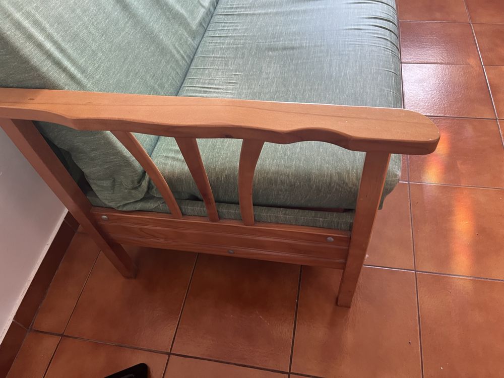 Sofá-Cama Verde com Braços em Madeira