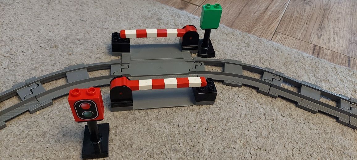 Lego Duplo pociągl przejazd kolejowy