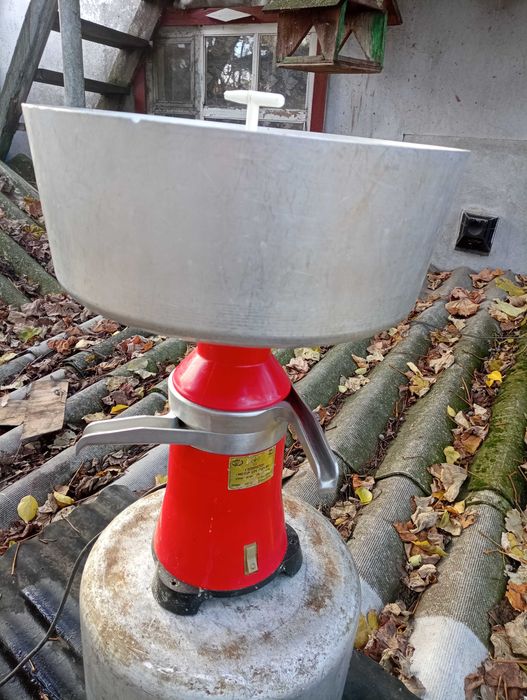 Сепаратор для молока два штуки мотор Січ 100/80