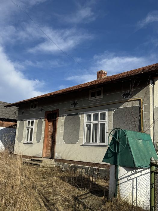 Будинок у селі Брониця