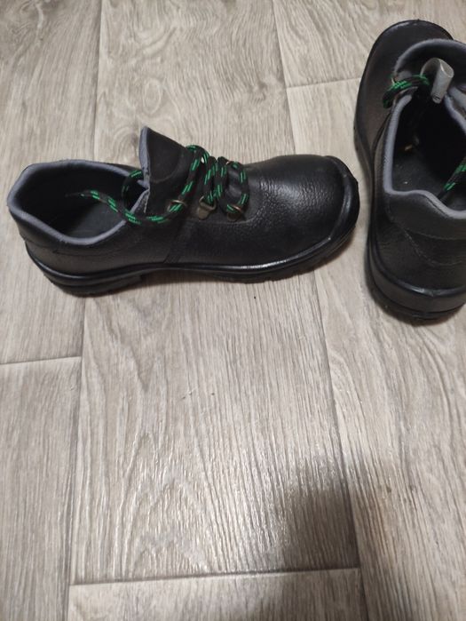 Ботінки з залізними носком 39 р.Нові.