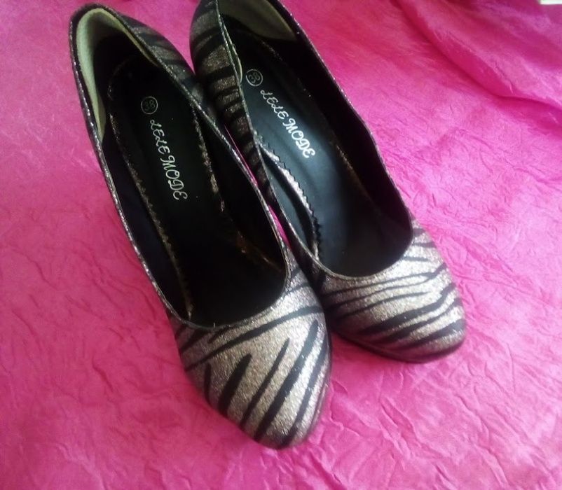 Sapatos de senhora padrão zebra prateado e preto como novos nº:38